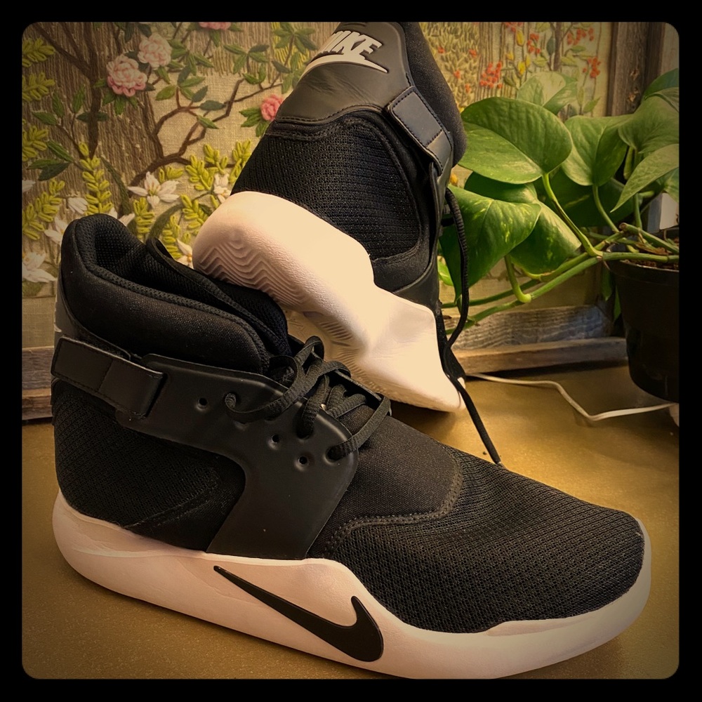 Nike incursion- black